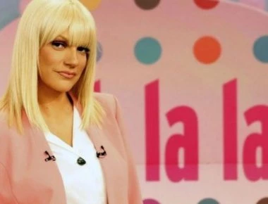 «Ισχύει ότι αρέσεις στα τεκνά;» - Η ερώτηση της Σάσας Σταμάτη που αιφνιδίασε την καλεσμένη της (βίντεο)